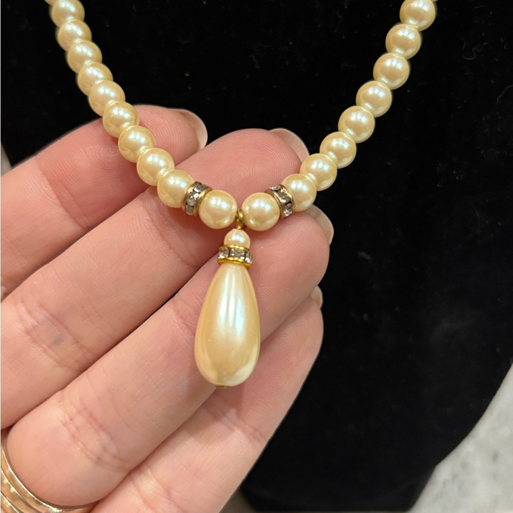 Vintage Faux Pearl Drop Pendant Necklace Rhinestone Spacers Gold Tone Glamour - Picture 2 of 4